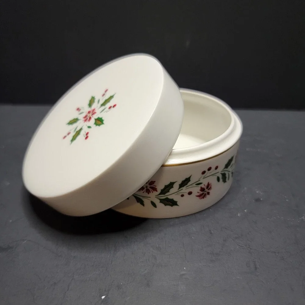 Royal Doulton English Porcelain Vintage Holly Pointsetta  Dresser Jar 1986